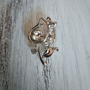 🔴 CLEARANCE 6/$20 Silver and faux diamond Rose pin